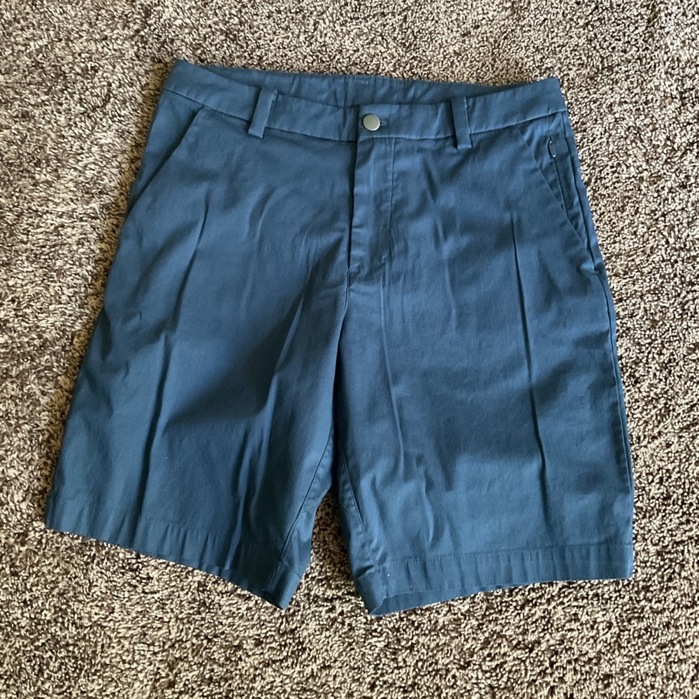 Preowned Men’s Lululemon shorts - size 30 in blue